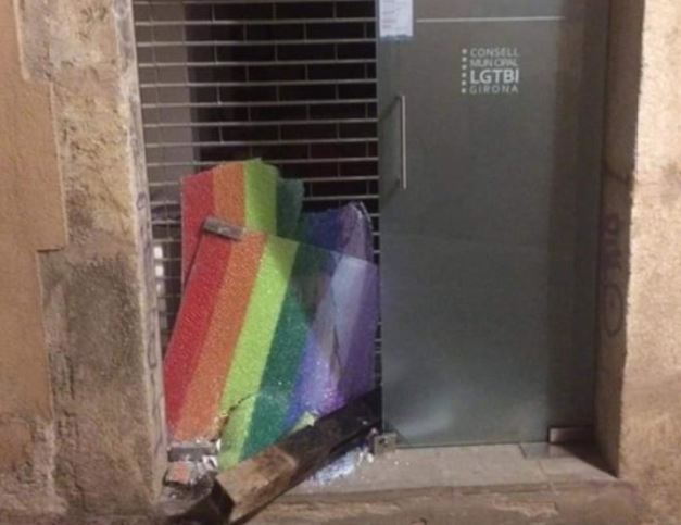 A homophobic attack destroyed the rainbow-colored doors of Girona's Espai LGTBI (by Espai LGTBI Girona)